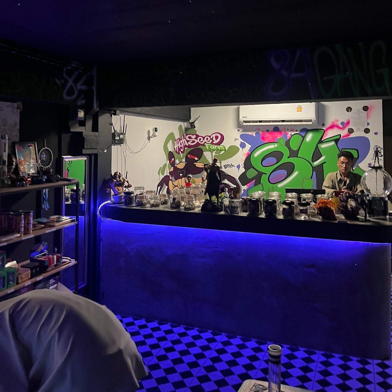 84xLou's Cannabis Shop