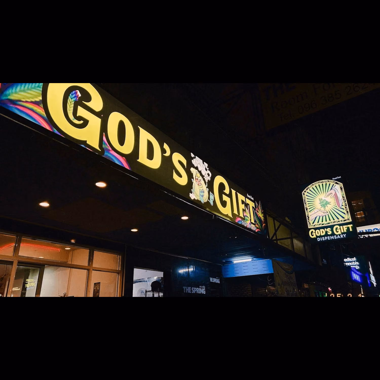 Pattaya의 대마초 매장 God's Gift Flower 로고