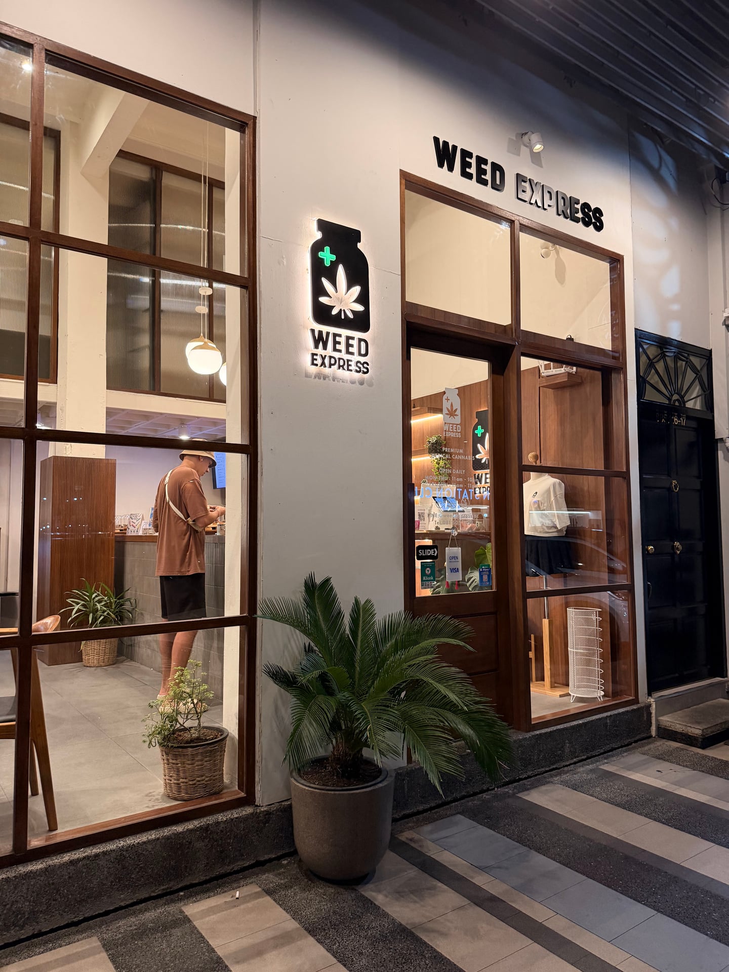 CANNABIS TWINS Dispensary, Lounge And Weed Shop - Phloen Chit