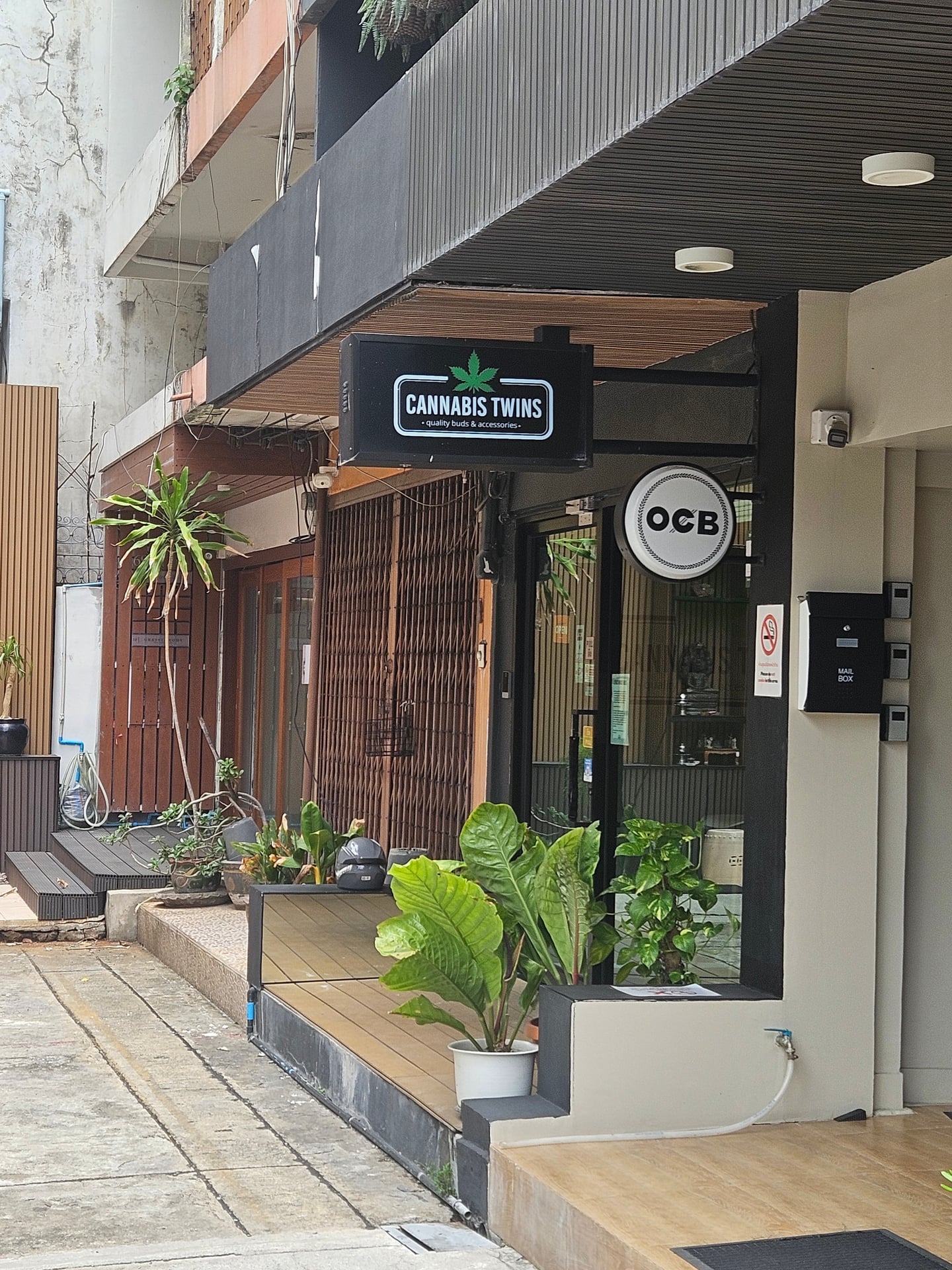 CANNABIS TWINS Dispensary, Lounge And Weed Shop - Phloen Chit